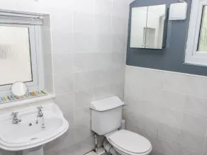 GWYLAN APARTMENT, romantic, character holiday cottage in Tenby - Image 2