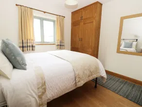 STONE CROSS, pet friendly, with a garden in Hutton-Le-Hole - Image 4