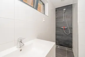 Esta villa de água é agradável, leve e de muito bom gosto. Oferece espaço suficiente para toda a família com - Image 4