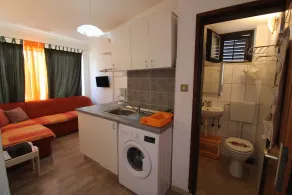 Cozy Solitaire Suite: 1BR, 1Bath, Triple Parking Haven for Two - Image 3