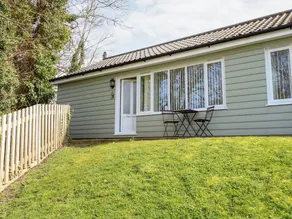 15 THE DELL, pet friendly, character holiday cottage in Mundesley - Image 2