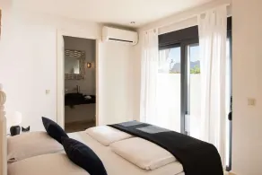 Luxury villa in the charming Akrotiri peninsula - Image 2