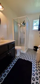 Charming Vintage Lake Cottage - Image 2