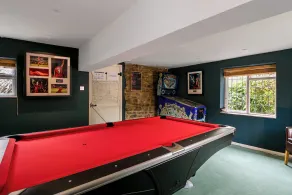 Lovely 5BD Home with Cinema & Games Room - Image 3
