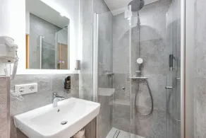 XZLLENZ Hotel - Image 3