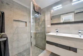Modern apartment with large, 40 sqm terrace 1st line, with fiber optic connection - Image 3