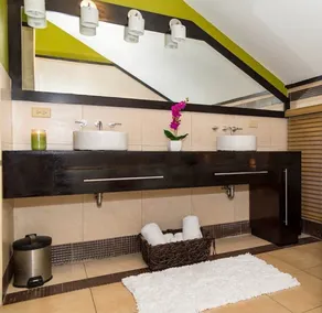 Sweet Kensville: Spacious 3Bedroom Getaway–Central and Relaxing in New Kingston - Image 2