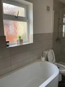 House Sleeps 6 with Parking - Image 3