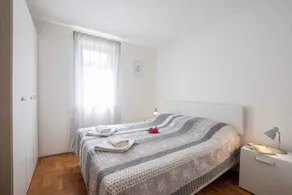 Holiday apartment with balcony and air conditioning - Image 4