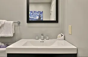 Condo de luxe, récemment rénové, grand salon et salle à manger, 2 chambres, 3 salles de bain - Image 4