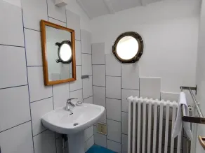 Charming Coastal Cottage 200m from Beach - Image 3