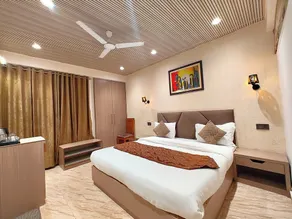 Hotel New Gayatri Near Prem Mandir - Image 5