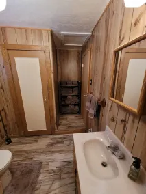 Brighton Log Cabin. Close to lifts! Free parking.  - Image 3