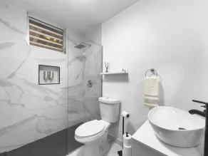 Cozy 4-Bed Retreat for Groups of 8 in Santurce - Image 3
