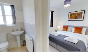 StayZo Cole Green Lane Accommodation- FREE Parking - Image 2