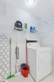 Modern Guesthouse near Skytrain and Free Parking - Image 3