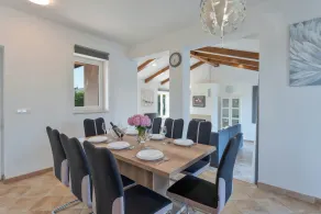 Exklusive Villa mit großzügigem Poolbereich - Image 4