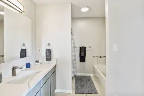 Grande maison (1 700 pieds carrés) qui accepte les animaux domestiques, à 2 minutes à pied du quartier privé de Palm Beach - Image 2