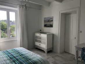 Gammelt restaureret hus med smuk lukket have tæt på racerbane - Image 4