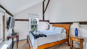Grange superbement rénovée à Bridgehampton avec fenêtres du sol au plafond, à un kilomètre de la ville - Image 5