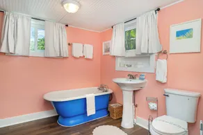 Naut 2 Shabby Cottage-Awesome Pool Area, Pine Ave location close to everything - Image 2