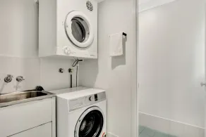 Townhouse - High Speed NBN and walk to everything - Image 2