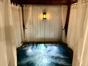 Private Outdoor Spa, Fire Pit - THE RETREAT COOLUM BEACH - Image 2