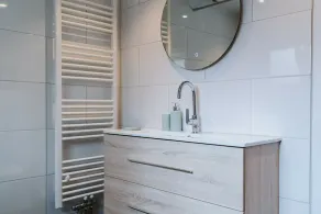 Holiday bungalow in park Prinsenhof, situated closely to the dunes and Noordzeepark. The property includes a very large garden with lots of privacy. There is room to park 2 cars on the property. - Image 4