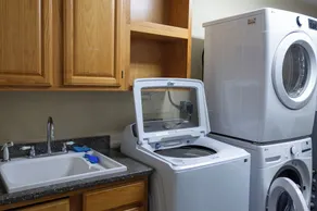 Prime downtown location, luxury condo getaway  - Image 3