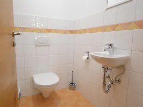 Very attractive and well cared for apartment - Image 3