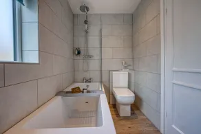2-Bedroom Modern, Stunning & Stylish Contractor House, Sleeps 4, Prime Portsmouth Location with Free Parking Permit - by Blue Puffin Stays - Image 3