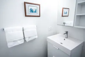 Kingfisher, Newly Renovated Suite on Ocean Inlet - Image 3