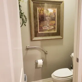 2 bedroom luxury condo with elevator one block from the strip - Image 4