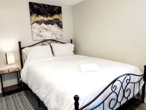 Lovely Two Bedroom Home- Close to DT Greenfield - Image 5