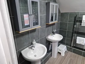 Birtley's Amethyst 3 bedroom Apt sleeps 6 Guest - Image 5
