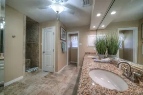 Accueil Lakefront magnifique avec piscine et spa sur une crique tout à fait / protégée sur le lac Conroe - Image 4