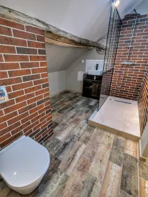 Chambre Industrielle Avec Jacuzzi Privatif Sous les Poutres - Image 2