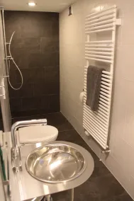 Opvarmet udendørs spa med sø og bjergudsigt, kæledyrsvenlig - Image 3