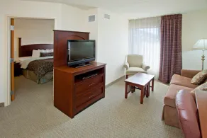 King Suite Near Airport | Pool + 24h Gym - Image 3