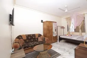 Lux Suites Ganjoni Studio Apartment - Image 4