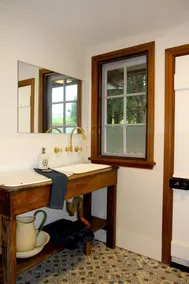 Beautifully renovated Mountain cottage with Ocean view - Image 4