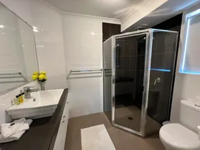 Lux in Bundy! - Wifi, A/C, Netflix/Disney+. You home away from home! - Image 5