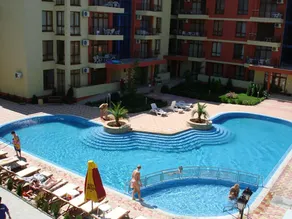 Large luxury apartment in a highly sought after 4 star complex within 5 minutes - Image 3