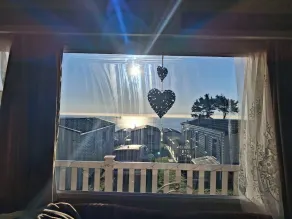 2Bed-Cabin Sleeps 4 WiFi Free Parking Sea Views - Image 5