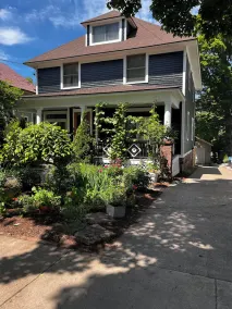 Four Square Marquette- Centrally located w porch, patio, sauna, fire pit - Image 2