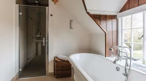 Elegant 4-Bed Family Home in the Cotswolds - Image 3