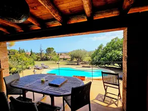 Très jolie maison de campagne rénovée, grand jardin, porche-barbecue et piscine - Image 3