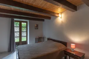 Petite maison 'Les Sources Gîte La Grange' avec piscine partagée, terrasse privée - Image 5