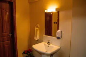 Luxurious 3 bedroom apartment in Nakuru CBD area - Image 5