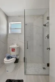 Spacious studio, 2 blks walk to Ave, close to beach, pets allowed, free parking - Image 3